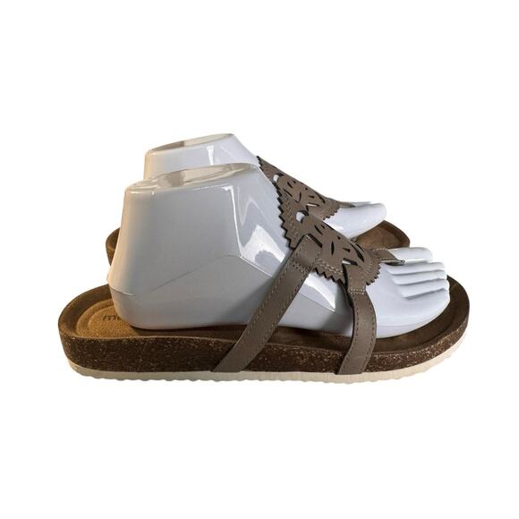 Maurices Womens Size 9M Alyssa Sandal Toe Post Taupe Laser Cutout Medallion - Picture 2 of 11